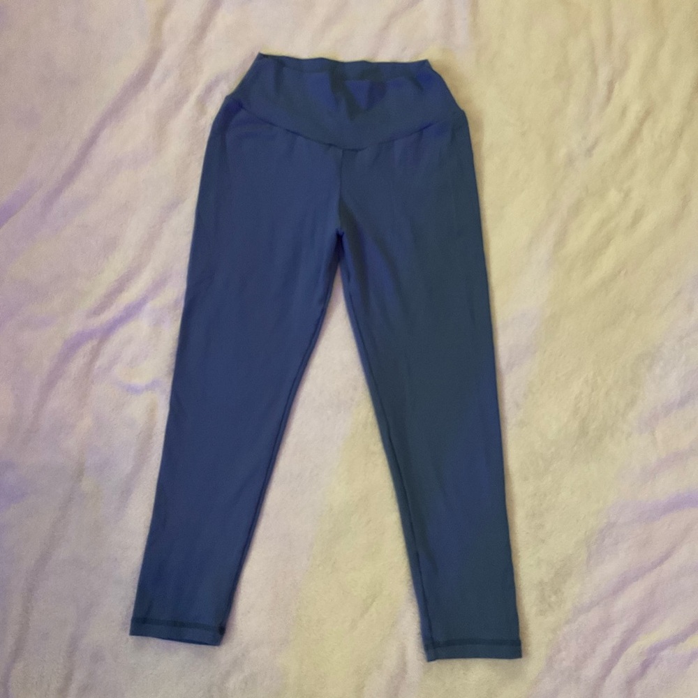 CLS sportswear scrunch butt blue capri leggings in size M in great condition